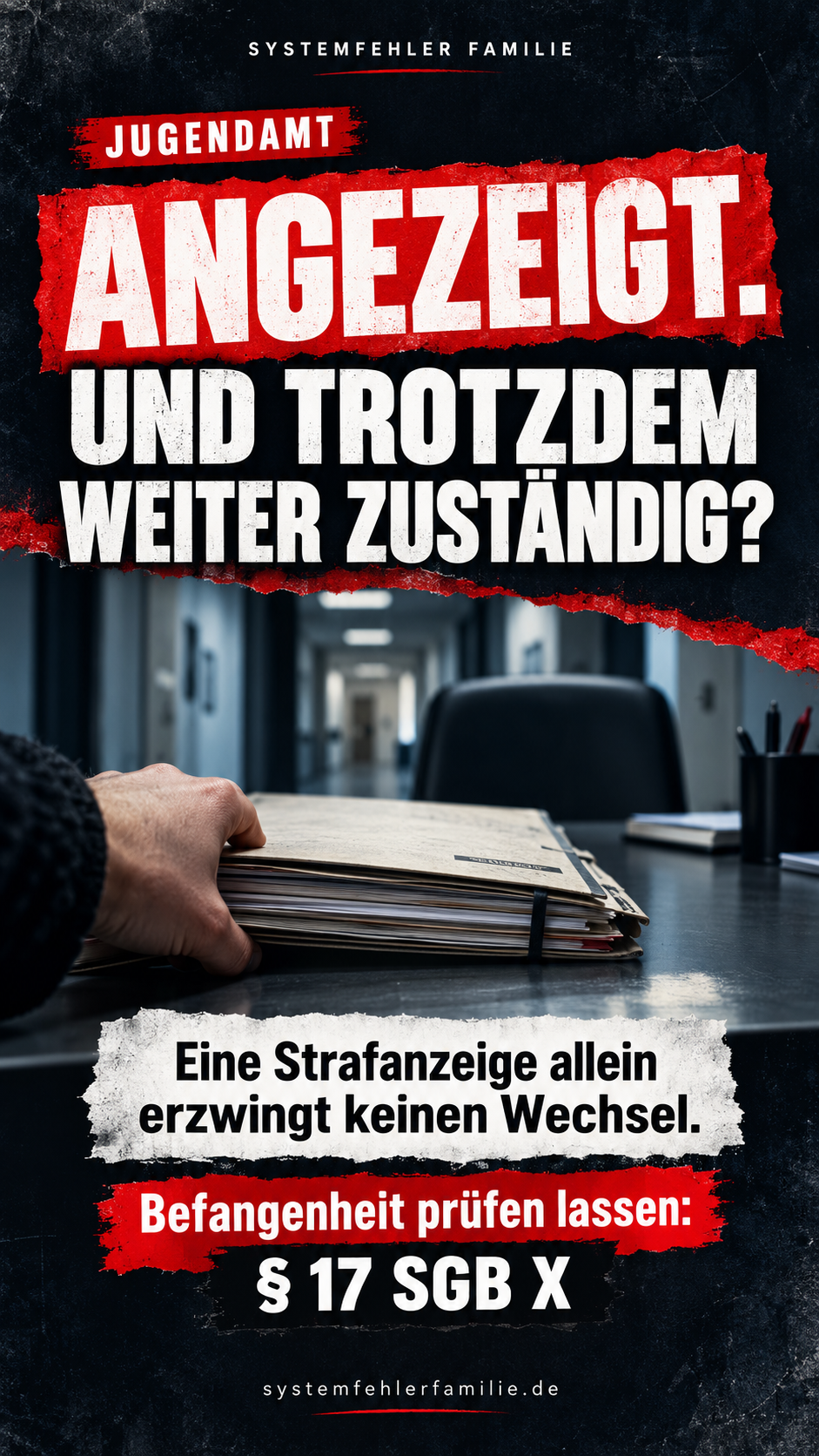 Jugendamt angezeigt – und trotzdem weiter zuständig? Eine Strafanzeige allein erzwingt keinen Wechsel. Befangenheit prüfen lassen: § 17 SGB X. Eine Hand legt eine dicke Akte auf einen Schreibtisch im Amt.