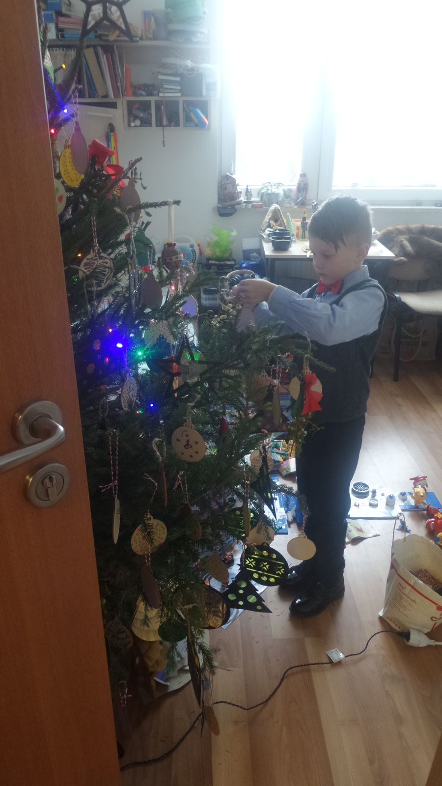 Heiligabend: mein Sohn am Weihnachtsbaum